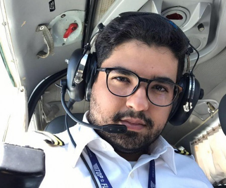 Equipes fazem buscas por ocupantes de bimotor que caiu em alto mar; fam&iacute;lia do piloto mora em Corumb&aacute; 