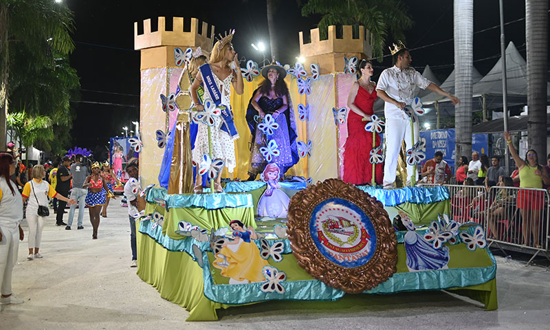Pelo universo feminino, Império do Morro faz desfile de garra após  problemas internos - Diário Corumbaense