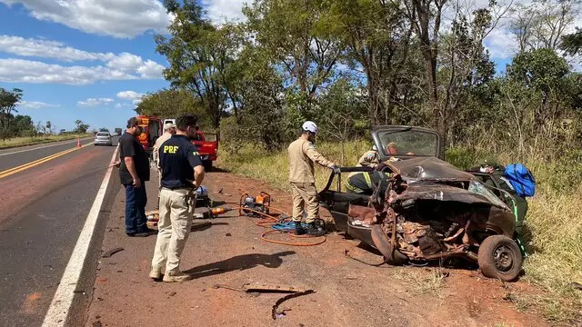 Jovem fica preso nas ferragens após acidente de carro no centro da Capital  - O Estado Online