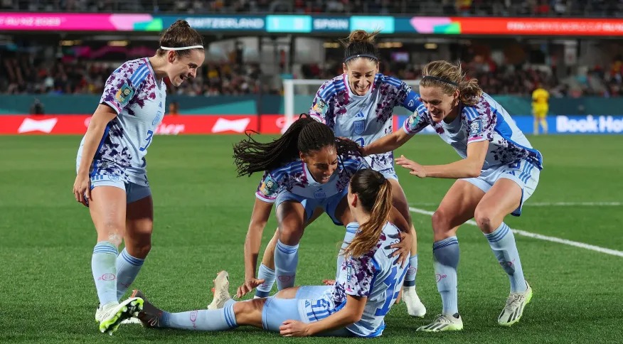 Em meio a treinos, seleção feminina faz foto oficial da Copa do